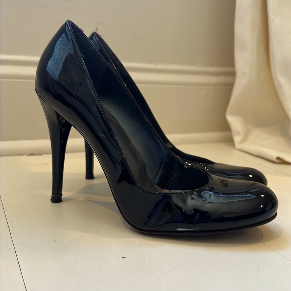 Stuart Weitzman heel in parent black